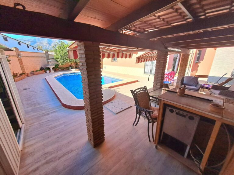 Villa con tres casas independientes a la venta en Fuengirola