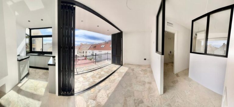 Preciosa terraza con grandes ventanales en ático de Fuengirola, ideal para disfrutar de las vistas.