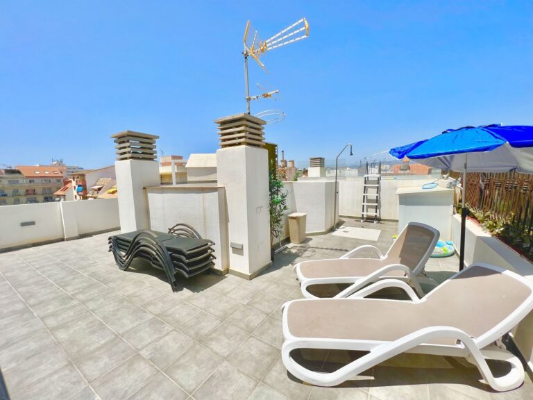 Impresionante ático dúplex en venta en Fuengirola, ideal para quienes buscan una propiedad de lujo con vistas al mar.
