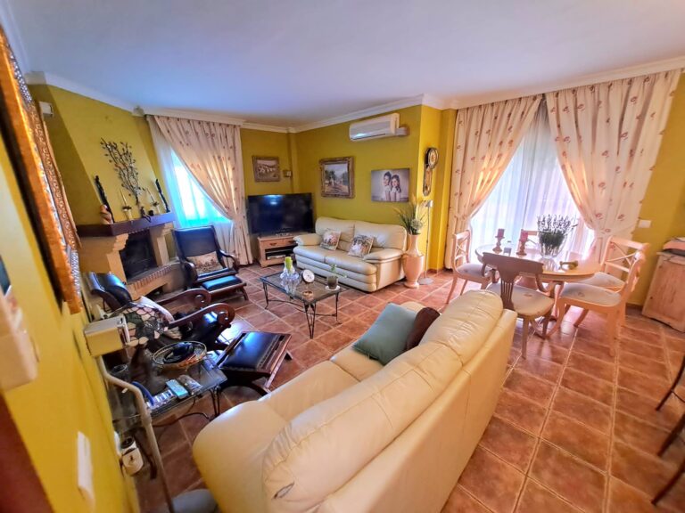 Comprar Villa independiente dividida en 3 casas en venta en Fuengirola