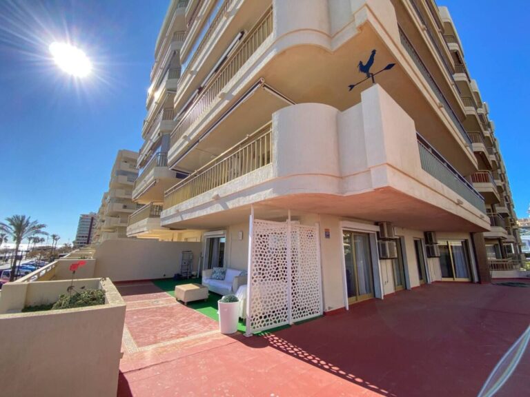 Apartamento de 3 dormitorios en primera línea de playa en el complejo Doña Sofia, con enorme terraza de 290 m2.