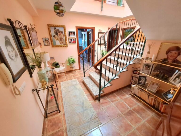 Villa independiente dividida en 3 casas en venta en Fuengirola