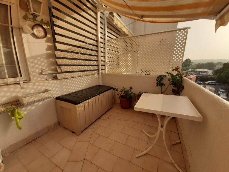 Piso con terraza espaciosa para disfrutar del sol y las vistas en Miramar