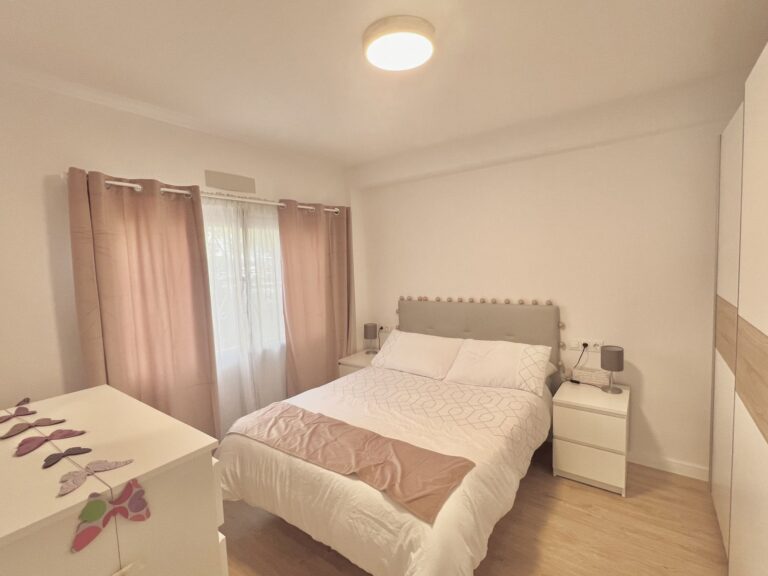 Dormitorio principal con almacenamiento generoso y elegante decoración de tu piso en Fuengirola.